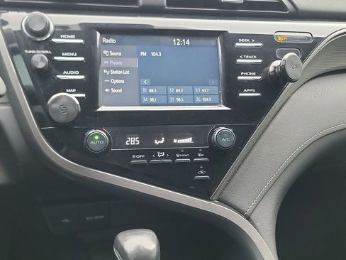 Used 2020 Toyota Camry SE image 18