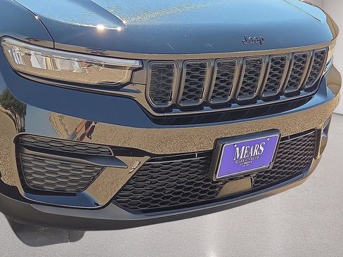 Used 2025 Jeep Grand Cherokee Altitude AWD/4WD image 9