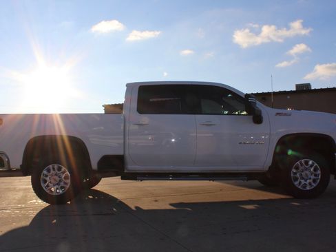 Used 2023 Chevrolet Silverado 2500 LT w/ Convenience Package image 18