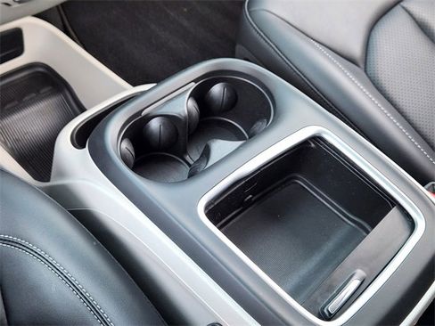 Used 2024 Chrysler Pacifica Touring-L image 19