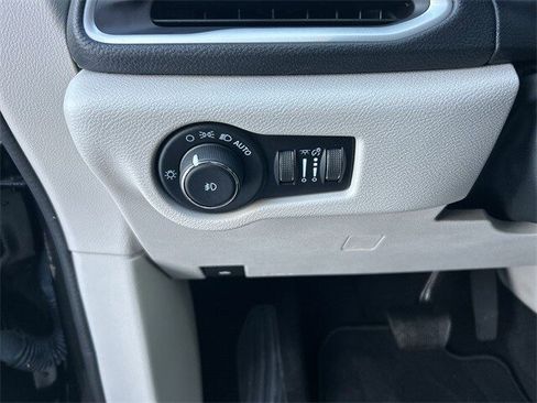 Used 2022 Chrysler Pacifica Touring-L image 17