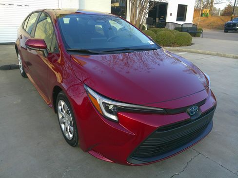 Used 2023 Toyota Corolla LE image 2