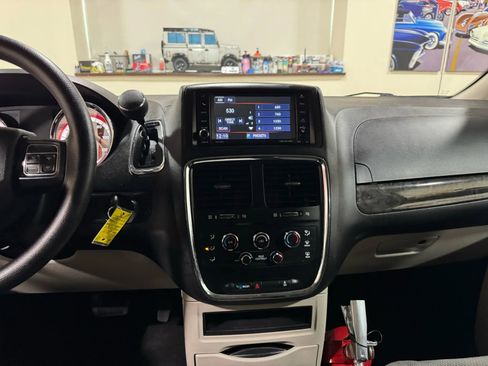 Used 2018 Dodge Grand Caravan SE image 54