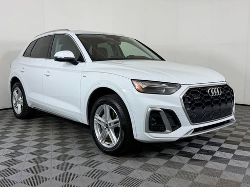 Used 2024 Audi Q5 e Premium w/ Convenience Package image 7