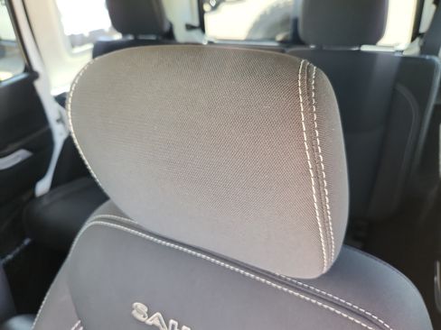 Used 2017 Jeep Wrangler Unlimited Sahara AWD/4WD image 11