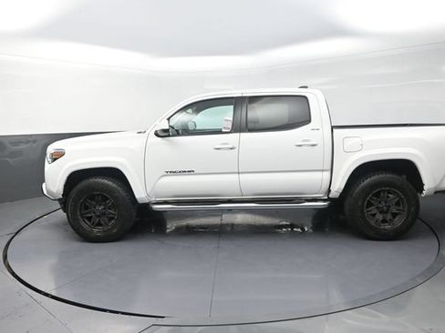 Used 2022 Toyota Tacoma SR5 AWD/4WD image 35