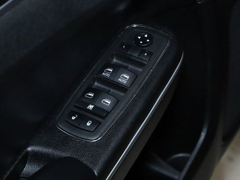 Used 2022 Chrysler 300 Touring w/ Sport Appearance Package image 16