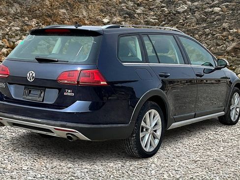 Used 2017 Volkswagen Golf Alltrack S image 2