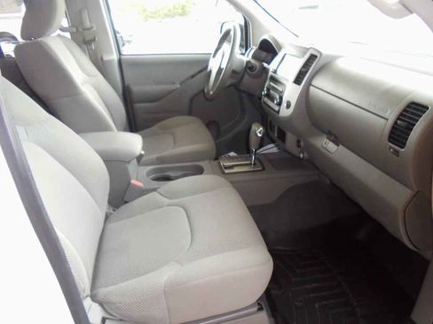 Used 2019 Nissan Frontier SV image 8