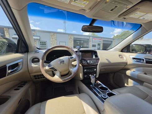 Used 2015 Nissan Pathfinder Platinum w/ Family Entertainment Package FWD image 11