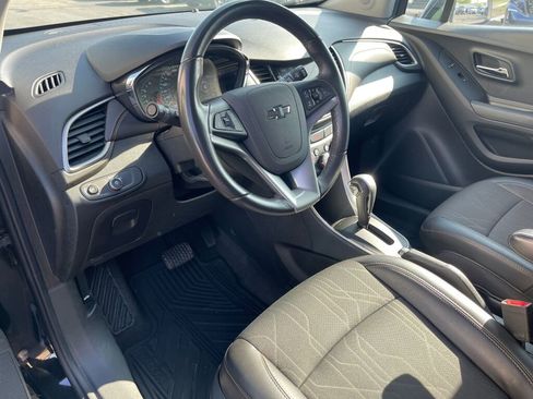 Used 2019 Chevrolet Trax LT w/ LT Convenience Package FWD image 3