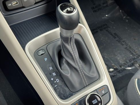 Used 2022 Hyundai Venue Limited FWD image 28