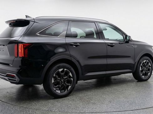 Used 2024 Kia Sorento S image 9