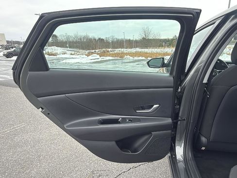 Used 2025 Hyundai Elantra SE image 23