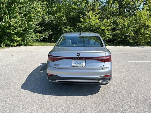 Used 2025 Volkswagen Jetta SE FWD image 4