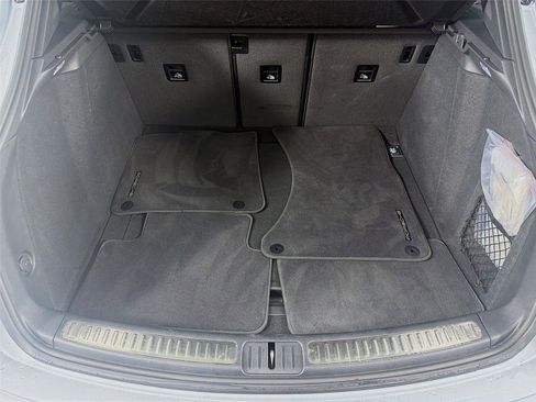 Certified 2025 Porsche Macan base image 22