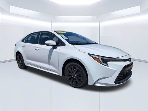 Used 2025 Toyota Corolla LE FWD image 2