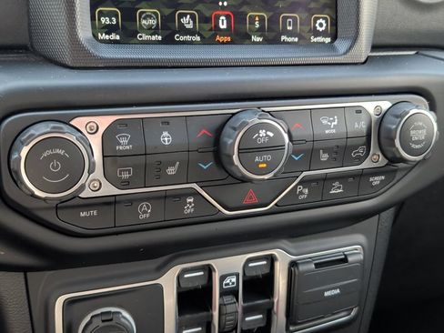 Used 2021 Jeep Wrangler Unlimited Sahara AWD/4WD image 23