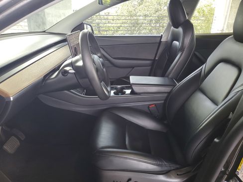 Used 2021 Tesla Model Y Long Range AWD/4WD image 18