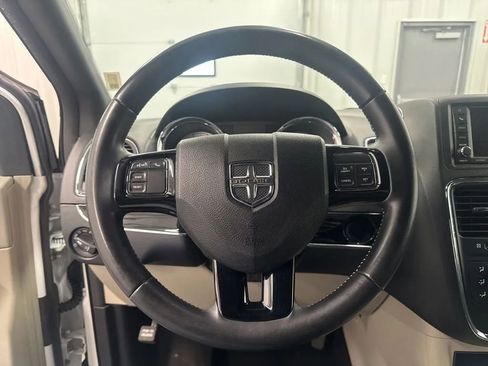 Used 2019 Dodge Grand Caravan SXT FWD image 11