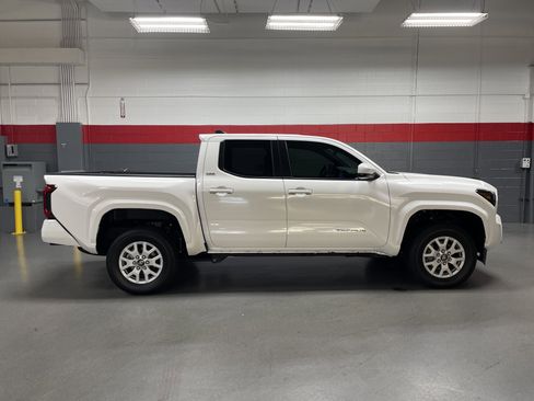 Certified 2025 Toyota Tacoma SR5 AWD/4WD image 37