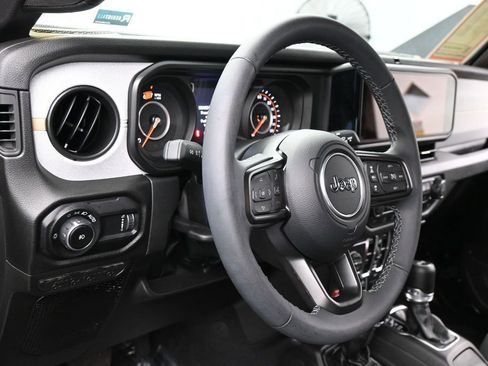 Used 2025 Jeep Wrangler Unlimited Sport AWD/4WD image 13