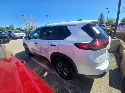 Used 2024 Nissan Rogue S AWD/4WD image 2