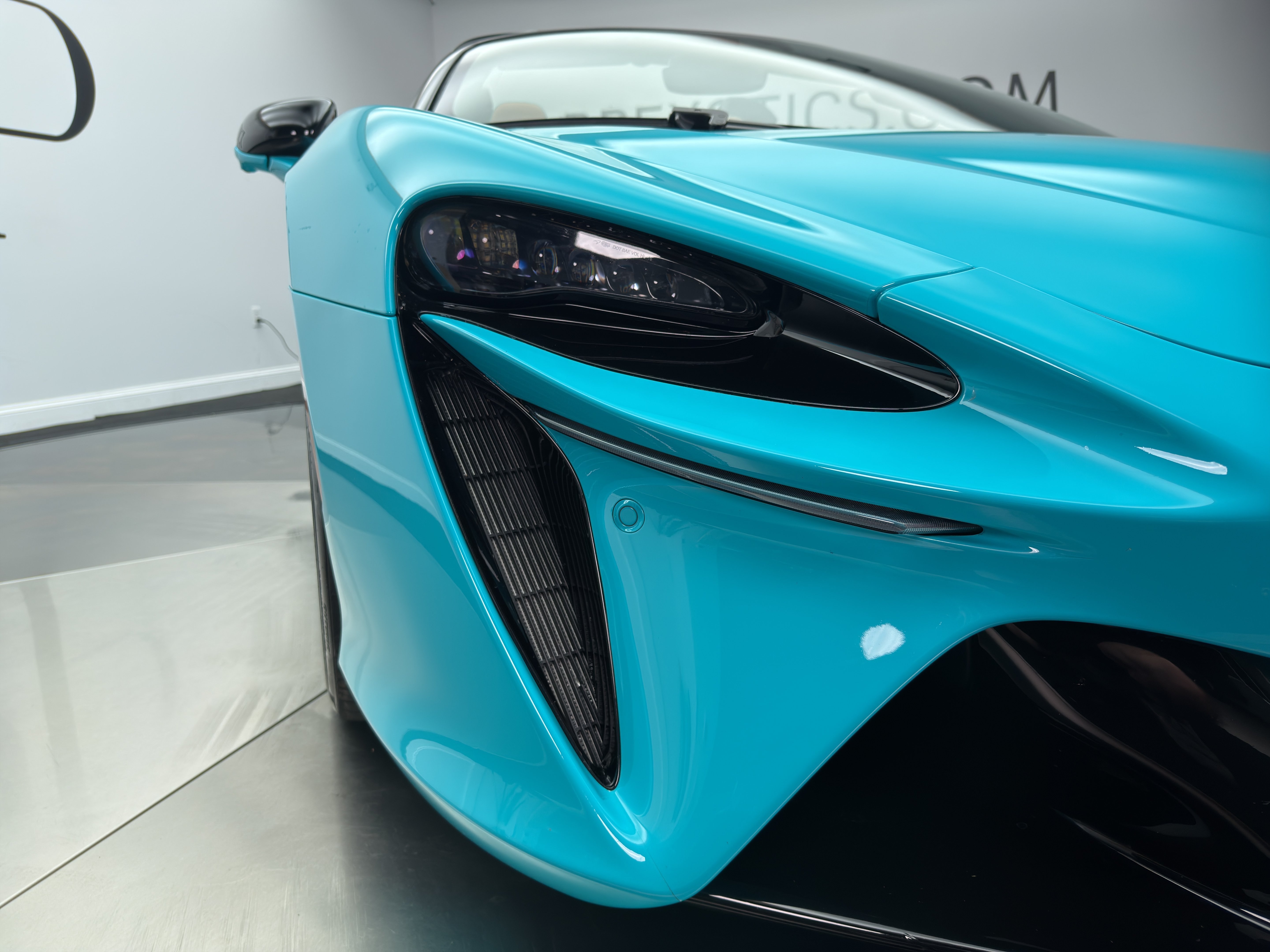Used 2025 McLaren Artura Spider RWD image 18