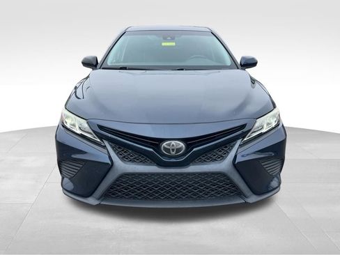 Used 2019 Toyota Camry SE image 3