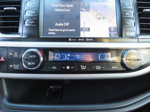 Used 2019 Toyota Highlander SE image 29