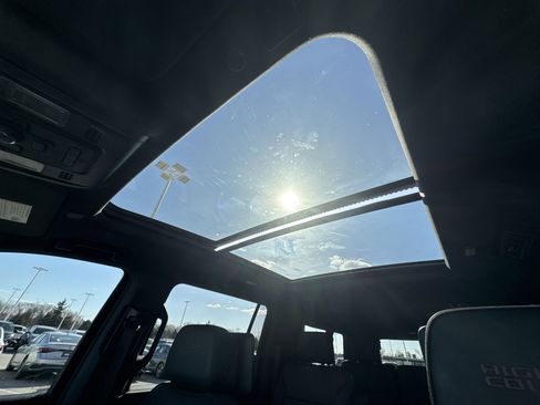 Used 2023 Chevrolet Suburban High Country image 19