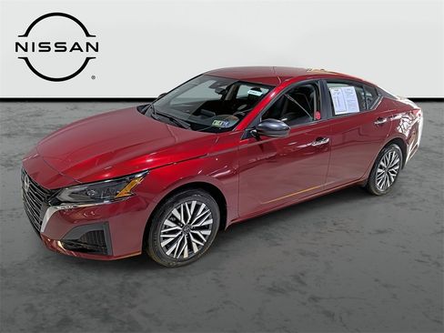 Used 2024 Nissan Altima 2.5 SV image 1