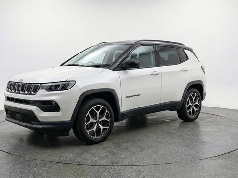 Used 2025 Jeep Compass Limited image 3