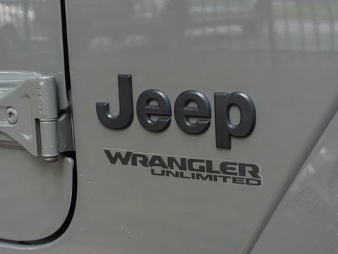 Used 2022 Jeep Wrangler Unlimited Sahara AWD/4WD image 5