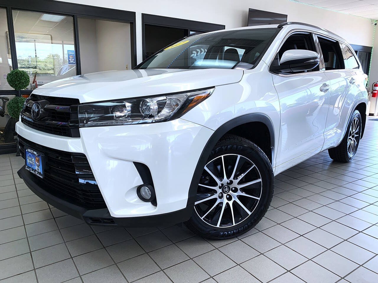 Used 2017 Toyota Highlander SE AWD/4WD image 2