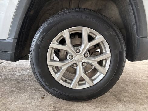 Used 2023 Jeep Grand Cherokee Limited image 33