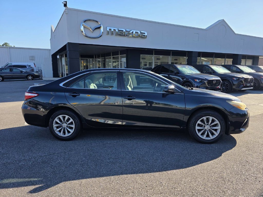 Used 2016 Toyota Camry LE FWD image 2