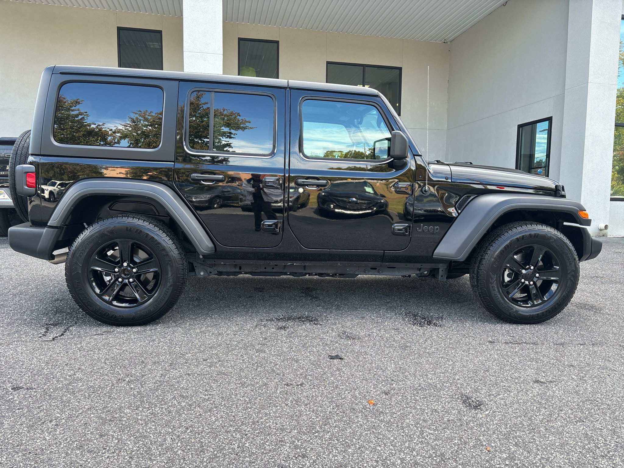 Used 2023 Jeep Wrangler Unlimited Sport AWD/4WD image 4