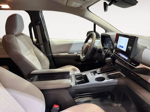 Used 2025 Toyota Sienna LE image 16