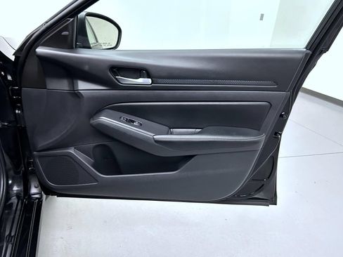 Used 2025 Nissan Altima 2.5 SV FWD image 16
