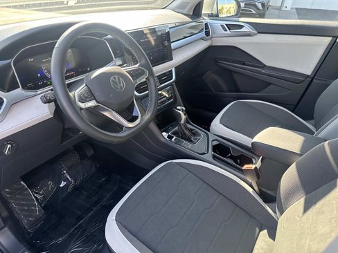 Certified 2025 Volkswagen Taos SE w/ Panoramic Sunroof Package FWD image 19