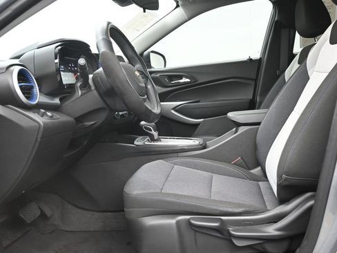 Used 2025 Chevrolet Trax LS FWD image 10