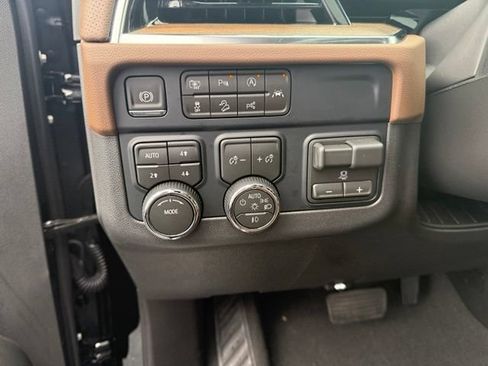 Used 2026 Chevrolet Suburban High Country w/ Sun And Tow Package AWD/4WD image 10