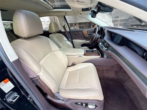 Used 2019 Lexus LS 500 w/ Accessory Package (Z2) image 33