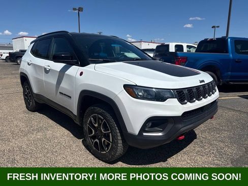 Used 2025 Jeep Compass Trailhawk w/ Trailer Tow Group AWD/4WD image 1