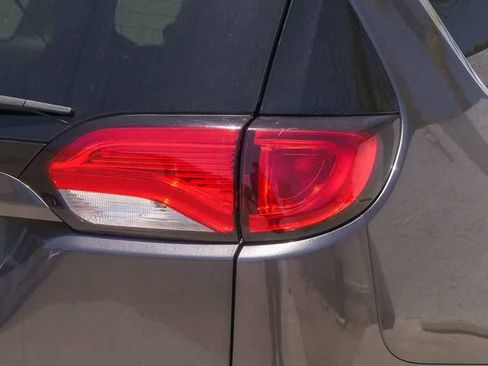 Used 2019 Chrysler Pacifica Touring-L FWD image 9
