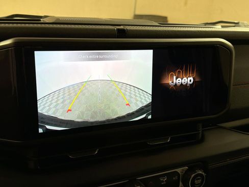 Used 2025 Jeep Wrangler Unlimited Rubicon AWD/4WD image 17