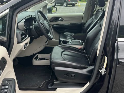 Used 2023 Chrysler Pacifica Touring-L FWD image 19