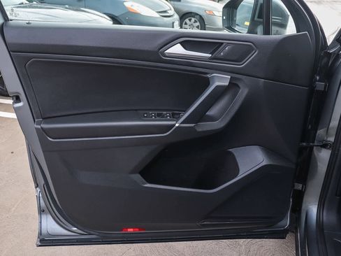 Used 2020 Volkswagen Tiguan SE w/ Panoramic Sunroof Package image 28