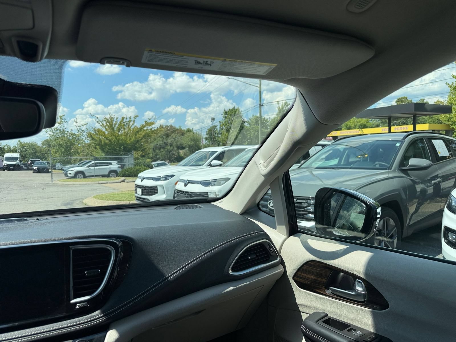 Used 2023 Chrysler Pacifica Limited FWD image 39